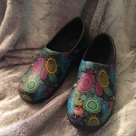 Flower pattern crocs - Picture 3 of 3